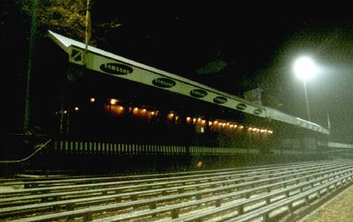 Sportpark Berg en Bosch - Un&uuml;berdachte Sitzpl&auml;tze vor der Trib&uuml;ne