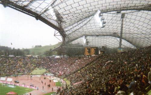 Olympiastadion - Blick von der Haupttribne in die Kurve