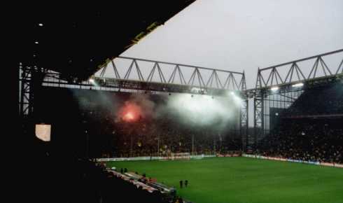 Westfalenstadion - S&uuml;dtrib&uuml;ne, Feuer und Rauch