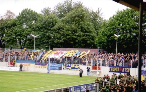 Paul-Janes-Stadion - Eintracht-Fans im Ausw�rtsblock