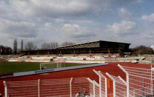 Heinz-Steyer-Stadion - Holztrib&uuml;ne (heute gesperrt), dahinter Eishalle