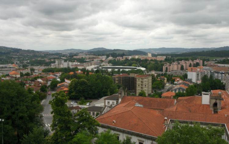 Est&aacute;dio D. Afonso Henriques Guimar&atilde;es - Stadion im Stadtbild