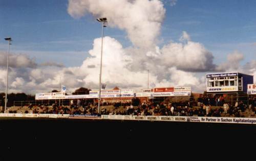 Dr. Helmut Riedl-Stadion - Trib&uuml;ne von nahem