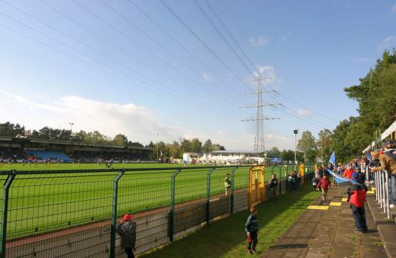 Herman-L&ouml;ns-Stadion - Gegenseite mit Blick auf die charakteristische Hochspannungsleitung