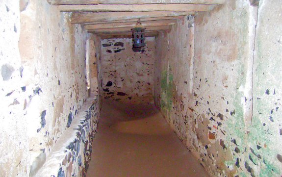 Maison des Esclaves - 'Lageraum' f&uuml;r erwachsene M&auml;nner