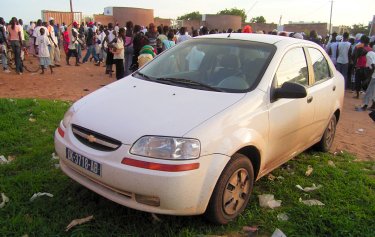 Der Leihwagen vorm Stadion in Mbour