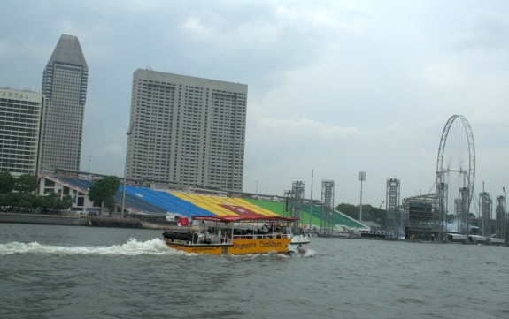 Singapur - Trib�ne und Riesenrad Singapore Flyer