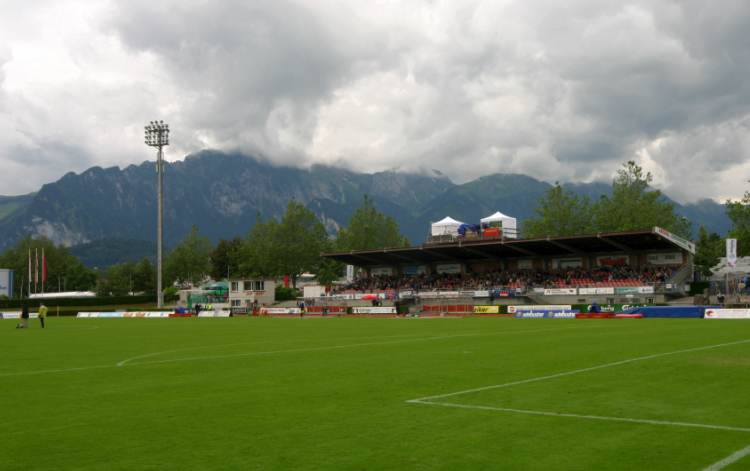 Stadion Lachen - Alpen-Kulisse und Trib&uuml;ne
